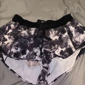 Lululemon hotty hot short 2.5’’ size 6